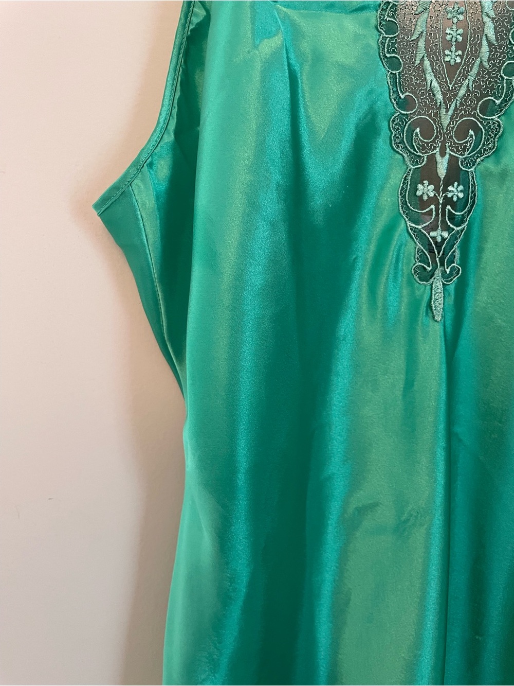 Beth Michaels Emerald Green Satin Slip with Embroidered Label 1980s - Picture 5 of 8